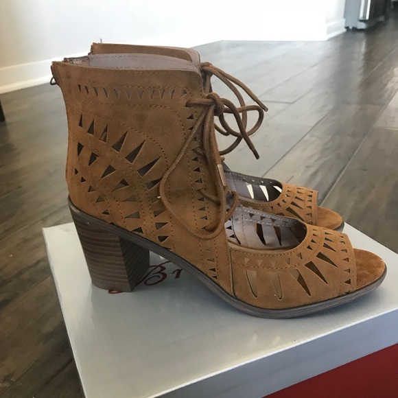 Laser cut out open toe stacked heels - Picture 3 of 5